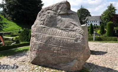 Рунные камни в деревне Еллинг, Дания