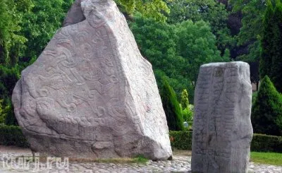 Рунные камни в деревне Еллинг, Дания