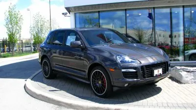 Дача на Кипре, Porsche в гараже. Сколько зарабатывают в Пенсионном фонде?