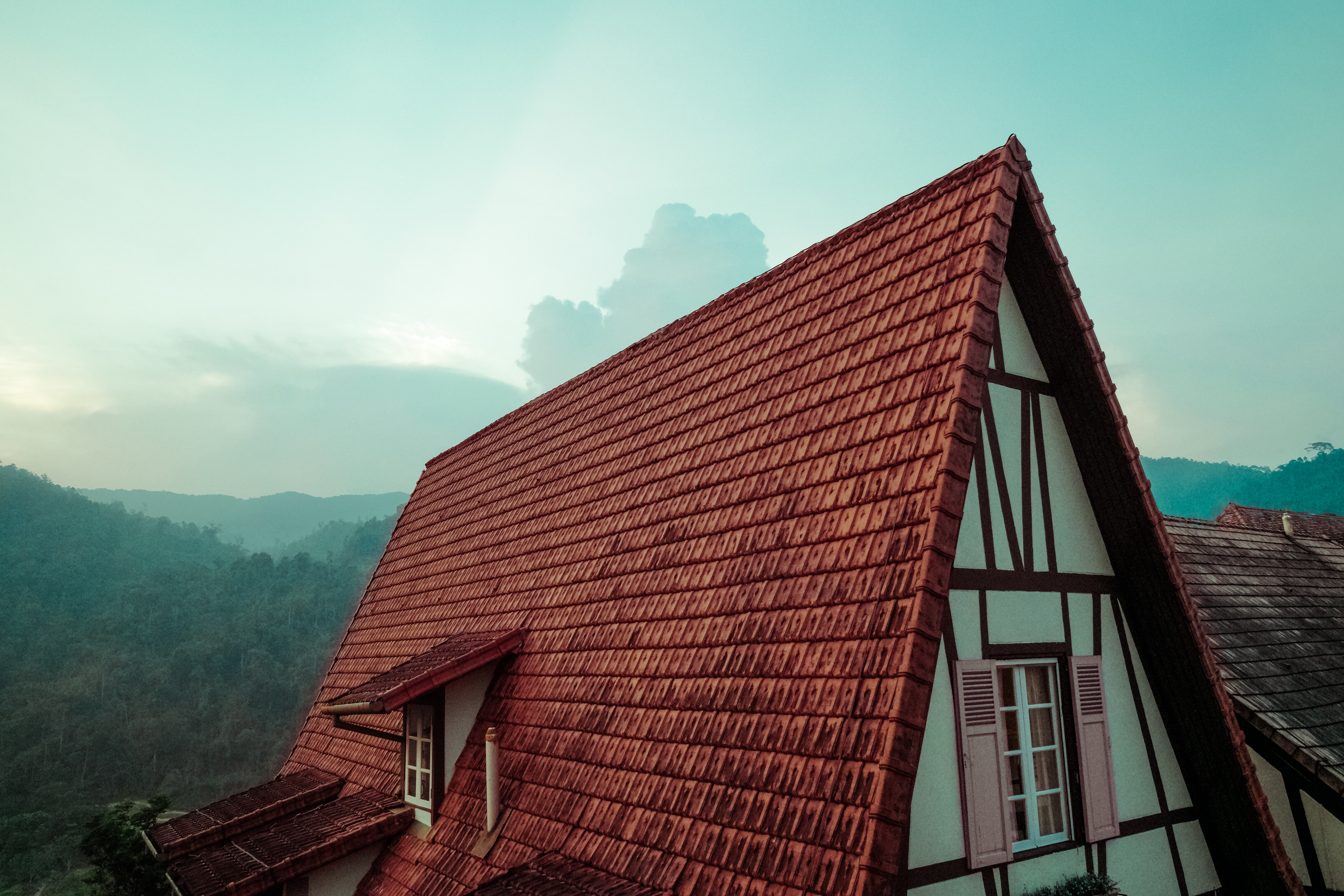 Фото красивых крыш. Необычные крыши домов. Дом на крыше. Дом с черепицей. Черепица для крыши.