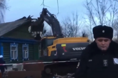 Новости Москвы: в Терехово снесли дом пенсионерки, вынеся ее за ноги вперед Новости Москвы: в Терехово снесли дом пенсионерки, вынеся ее за ноги вперед